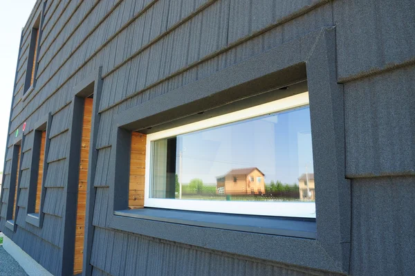 Primer plano en la ventana en la nueva fachada moderna de la casa pasiva — Foto de Stock