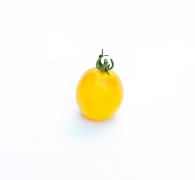 Beyaz arka plan üzerinde izole bir sarı kiraz domates