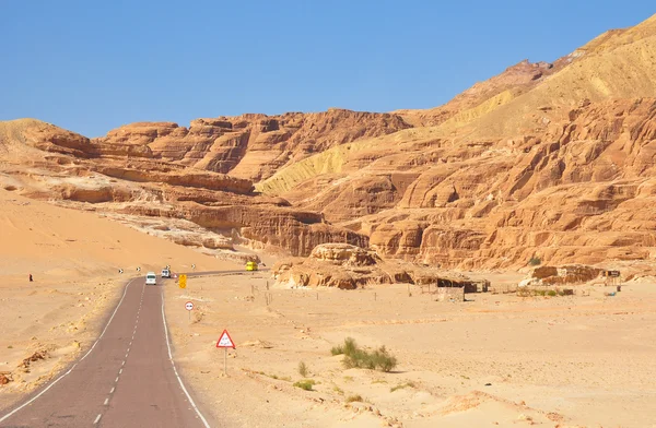 Estrada do deserto e paisagem do deserto . — Fotografia de Stock