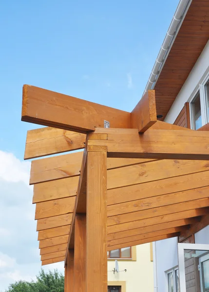 Hautnah beim Bau neuer Terrassendachkonstruktion aus Holz. — Stockfoto