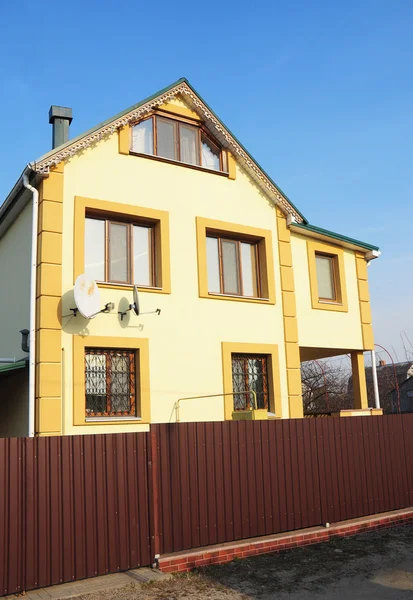 Nova casa com fachada colorida Exterior . — Fotografia de Stock