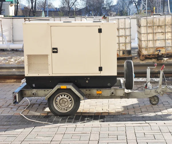 Gerador de backup diesel móvel com tanques de combustível ao ar livre . — Fotografia de Stock