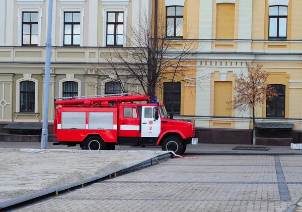 Camión de bomberos rojo Kraz en la supresión de fuego de llamada — Foto de Stock
