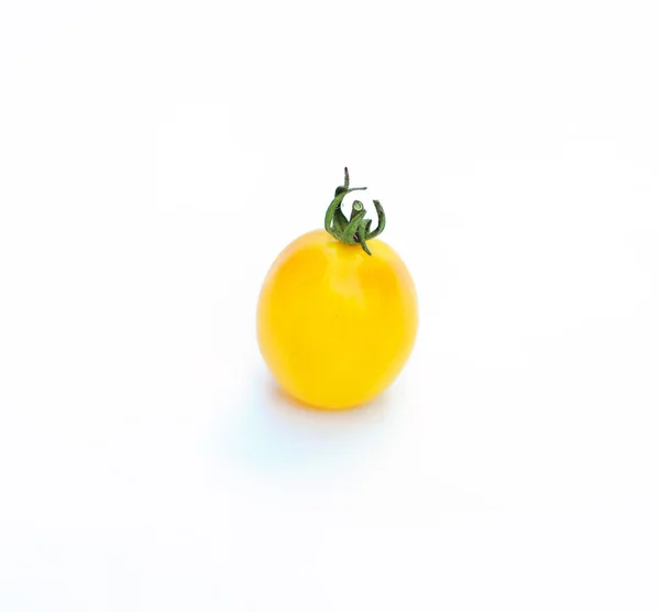 Un tomate amarillo cereza aislado sobre fondo blanco — Foto de Stock