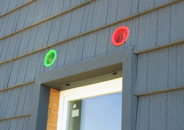 Close-up op huis gevel en ramen ventilatiesystemen. Energie-efficiënte ventilatiesystemen. — Stockfoto