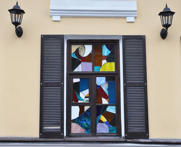 Feche a janela colorida. Janela de vidro manchado em um tom colorido, orientação quadrada . — Fotografia de Stock