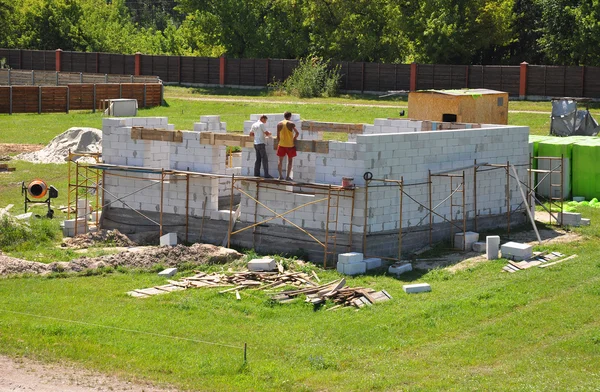 Building house from aerated concrete building blocks. Builders laying blocks. — Stock Photo, Image