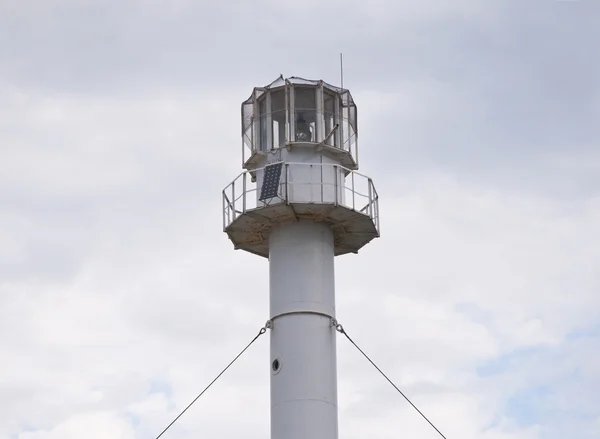 与太阳能电池板在黑海乌克兰 Dzharylhach 岛灯塔. — 图库照片
