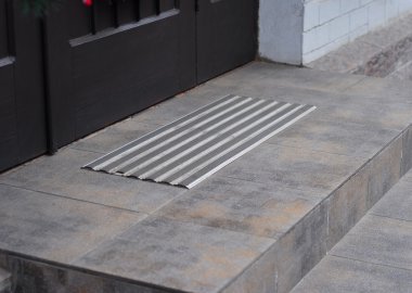 Nasıl adımlar donmuş tehlikesinden kaçınmak için. Buz kapak kaygan merdiven davadan korumak