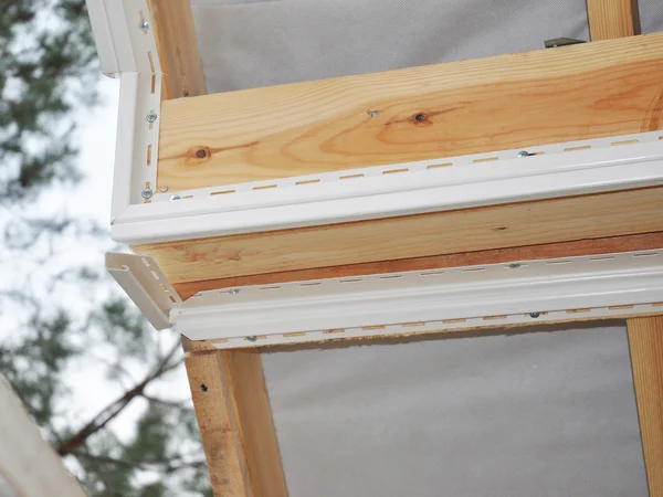 Installa Soffit. Costruzione di tetti. Soffit e Fascia è di solito costruito in vinile, legno o alluminio ed è installato sul lato inferiore del tetto strapiombi e grondaie . — Foto Stock