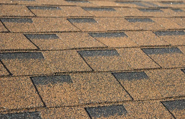 A newly installed composition asphalt shingle roof. Close up on brown roof shingles as a textured background — Stock Photo, Image