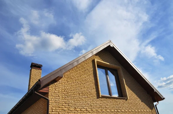 Schönes Hausdach vor blauem Himmel mit Kopierraum. — Stockfoto