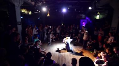 Saint Petersburg, Rusya Federasyonu - 12 Mart 2015: Kalabalık Oda robot gibi çocuk dans ediyor. Breakdance buttle.