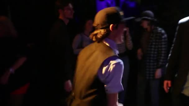 SAINT PETERSBURG, RÚSSIA - 12 de março de 2015: Meninos dançam em sala lotada. Buttle Breakdance . — Vídeo de Stock