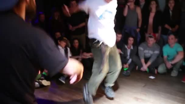 SAINT PETERSBURG, RUSSIA - MARCH 12, 2015: Boy dances in crowded room. Breakdance buttle. — ストック動画