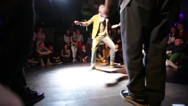 SAINT PETERSBURG, RÚSSIA - 12 de março de 2015: Menino afro dança em sala lotada. Buttle Breakdance . — Vídeo de Stock
