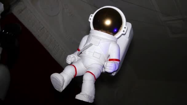 Figure of white astronaut, spaceman suspend in air. Indoor. Doll — Stockvideo