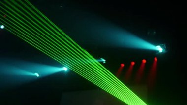 Lazer Show gece kulübünde yeşil yanıp sönen kirişler. Mavi spolights.