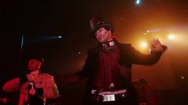 Saint Petersburg, Rusya - 31 Ekim 2015: Ceket adam, siyah kuyruk Cadılar Bayramı partisinde beyaz kuyruk paltolu adam. Ağır çekim