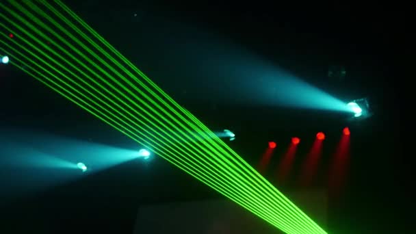 Groen knipperend balken van laser show in nachtclub. Blauwe spolights. — Stockvideo