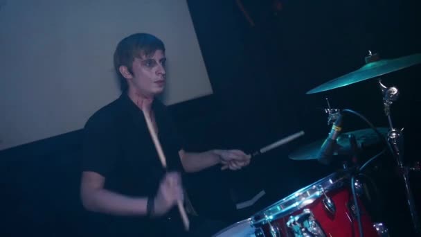 SAINT PETERSBURG, RUSSIE - 31 OCTOBRE 2015 : Batteur à l'étape de la fête d'Halloween. Performance du groupe de rock. Mouvement lent — Video