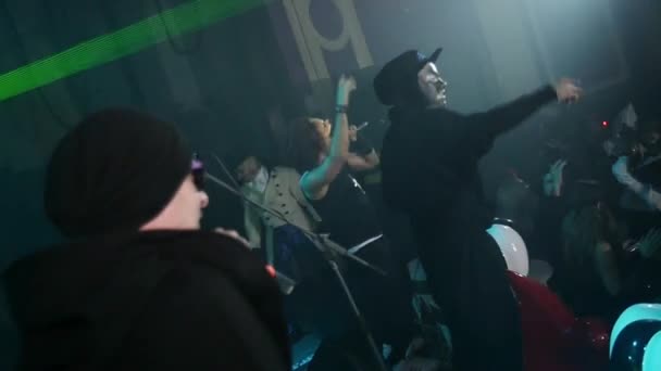 Saint Petersburg, Federacja Rosyjska - 31 października 2015: Raperów wykonać na scenie na Halloween party w zatłoczonym klubie. Zwolnionym tempie — Wideo stockowe