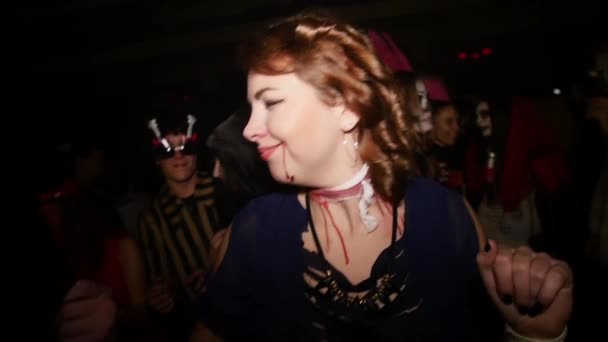 Sint-Petersburg, Rusland - 31 oktober 2015: Meisje met bloed nek, man in kap op Halloween party in discotheek. Slow motion. — Stockvideo