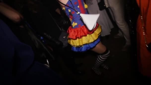 SAN PETERSBURG, RUSIA - 31 DE OCTUBRE DE 2015: Chica con un disfraz de payaso aterrador bailando en una fiesta de Halloween en un club nocturno. Movimiento lento — Vídeo de stock