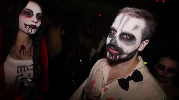 SAINT PETERSBURG, RUSSIA - OCTOBER 31, 2015: Grimm couple dance at Halloween party in nightclub. Skeleton, bloody vampire. — Stok video