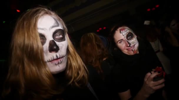 SAINT PETERSBURG, RÚSSIA - OUTUBRO 31, 2015: Meninas sorridentes no rosto como esqueletos dançam na festa de Halloween. Movimento lento — Vídeo de Stock