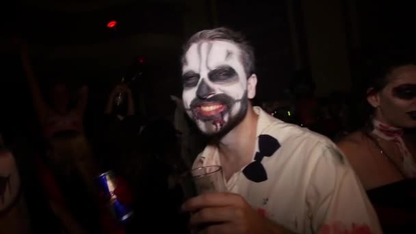 Saint Petersburg, Oroszország - október 31., 2015: Grimm pár tánc nightclub-Halloween partin. Csontváz, véres vámpír. — Stock videók