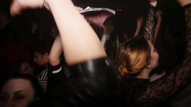 SAN PETERSBURG, RUSIA - 31 DE OCTUBRE DE 2015: Las personas con disfraces levantan la mano en la fiesta de Halloween en el club. En cámara lenta. Monje. — Vídeos de Stock
