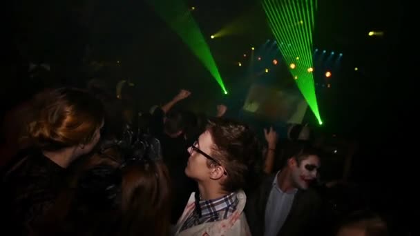 SAINT PETERSBURG, RUSSIA - OCTOBER 31, 2015: People in costumes dance at Halloween party. Slow motion. Monk, Lara Croft — стокове відео