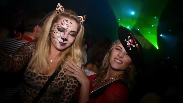 Saint Petersburg, Rusya - 31 Ekim 2015: Kız Kaplan, korsan kılık kız Cadılar Bayramı partisinde dans. Ağır çekim — Stok video