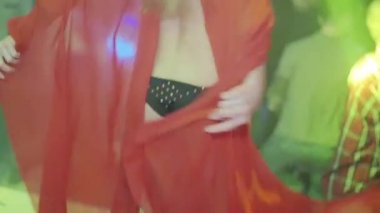 Seksi kalça bikini, kırmızı atkı gece kulübünde sahnede git git dansçı. Ağır çekim