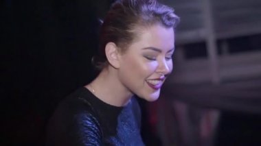 Çekici Dj kız atlama ve iplik adlı gece kulübünde pikap. Ağır çekim.