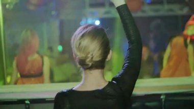 Yan Dj kız dans gece kulübünde pikap, geri. Git kız gidin. Ağır çekim