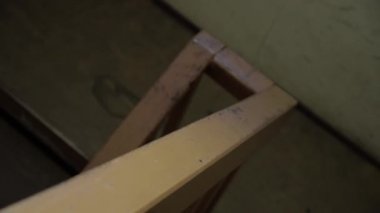 Ahşap Küpeşte odakta. Adam hızlı tutun ve Merdiven Küpeşte binanın içinde yukarı