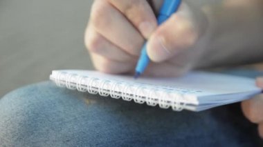 Adam el mavi marker kağıt defter üzerinde yazmak bir şey. Küçük sivrisinek