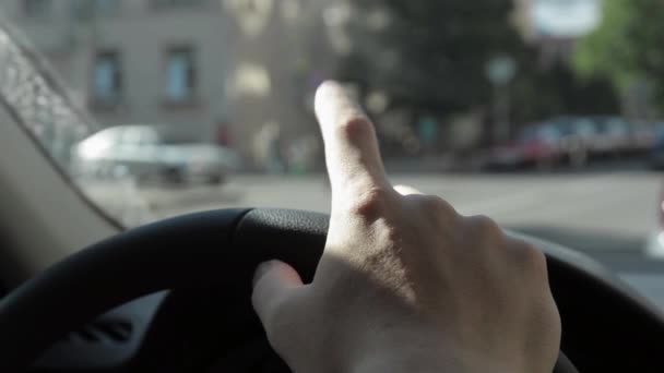 Mãos de homem no volante do carro foco em. Dedos batem. Engarrafamento. Nervoso — Vídeo de Stock