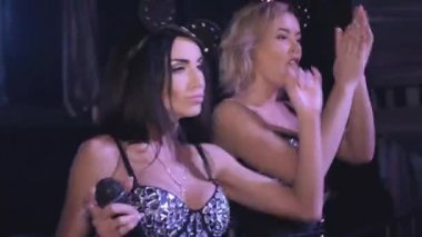 Pikap gece kulübünde DJ kız ve kulakları Mc kızdan gerçekleştirmek. Gowing üst