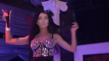 MC kız kulakları, kristaller elbise, topuklu gece kulübünde sahneye gerçekleştirmek..