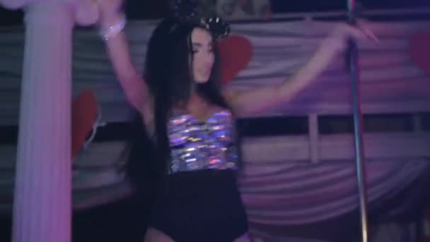 Meisje van de MC in muis oren, Romper, gloeiende hakken sexy dansen op het podium van nachtclub — Stockvideo