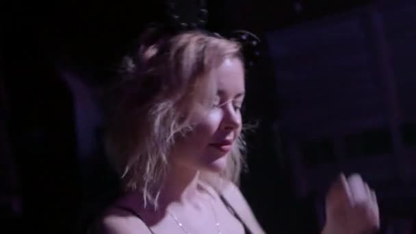 グローのトップ dj の女の子、マウスの耳ダンス、ナイトクラブでターン テーブルで揺れ乳. — ストック動画