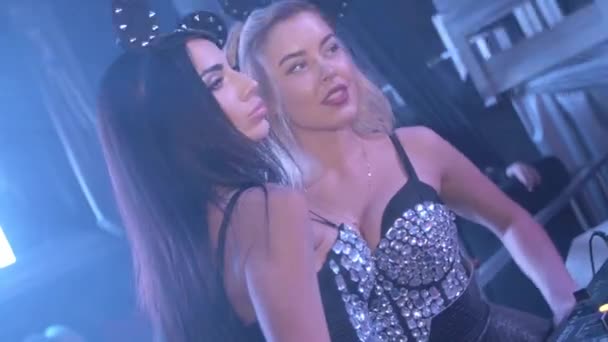 DJ kız ve gece kulübünde fotoğraf için poz kulakları Mc kızdan. Kristal top — Stok video