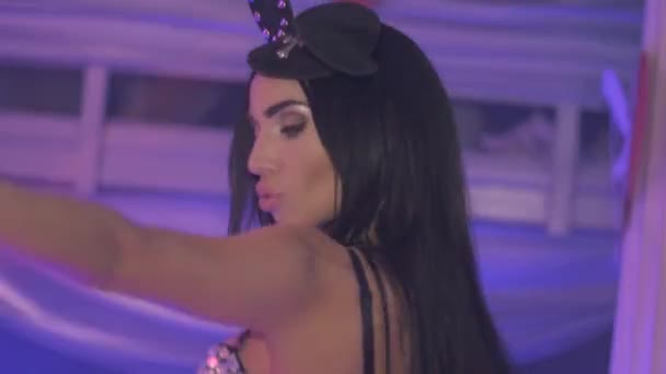 MC fată în urechi de șoarece, cristale bodysuit efectua pe scena clubului de noapte. Mic — Videoclip de stoc