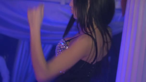 MC ragazza in orecchie di topo brillante body, tacchi danza sul palco del nightclub. Booty — Video Stock