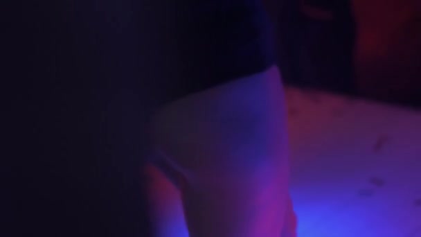 Sexy Beute der Durchführung mc Mädchen im Body, High Heels auf der Bühne eines Nachtclubs. — Stockvideo