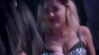 Pikap, DJ kız sallamak meme. MC kız fare kulağına şarkı. Gece kulübü. Memeler