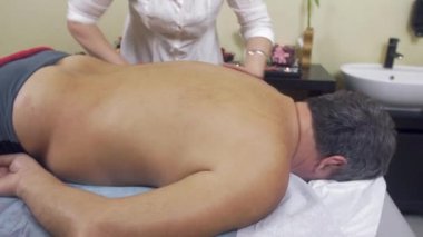 Masöz için şişman adam tedavi edici masaj yapın. Masaj geri. Orta atış.